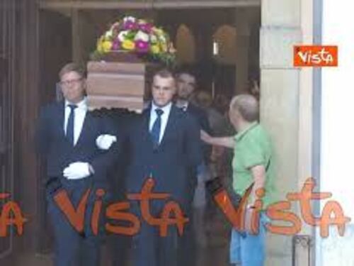 Funerali di Cecilia De Astis uccisa da dei minorenni, l'applauso all'uscita della bara dalla Chiesa