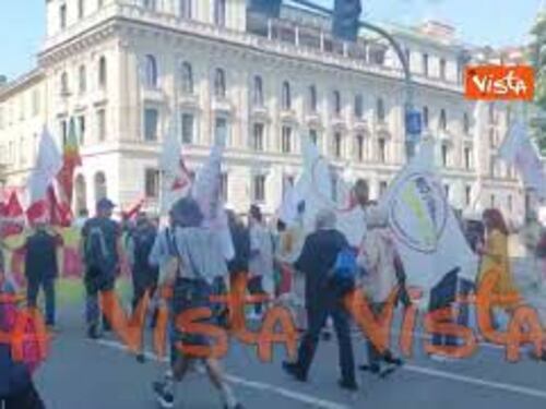 Primo Maggio, corteo a Milano di Cgil, Cisl e Uil per la festa dei lavoratori