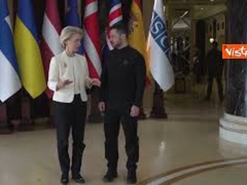 La stretta di mano tra Von der Leyen e Zelensky al vertice internazionale per l'Ucraina a Kiev