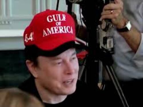 Elon Musk cambia cappello, ora c'è scritto "Golfo d'America"