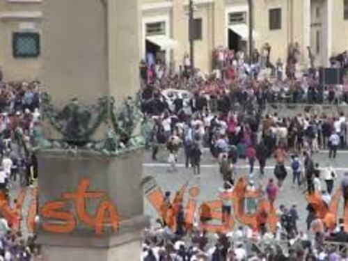 Addio a Papa Francesco, l'ultimo giro in papamobile a Piazza San Pietro