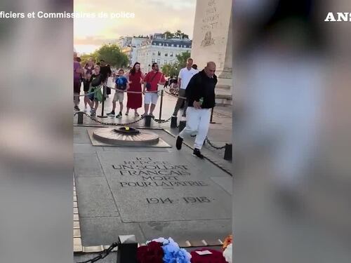 Si accende una sigaretta dalla fiamma del Milite Ignoto: bufera a Parigi