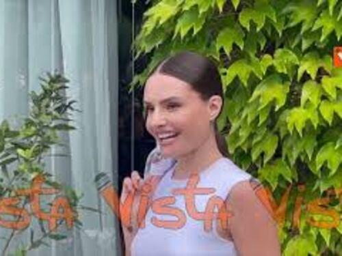 Venezia 82, l'influencer Maryna in posa per i fotografi al Lido lancia loro baci