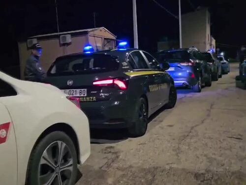 Non si ferma all'alt e minaccia di incendiare il barchino: fermato un egiziano