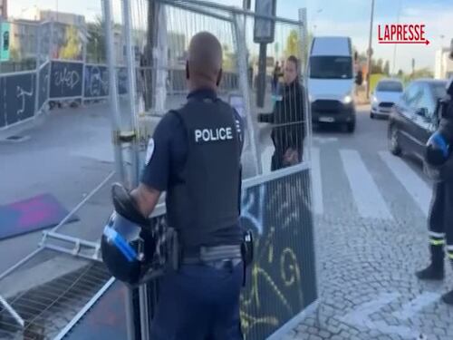 Barricate contro la polizia: in piazza la rabbia francese contro Macron