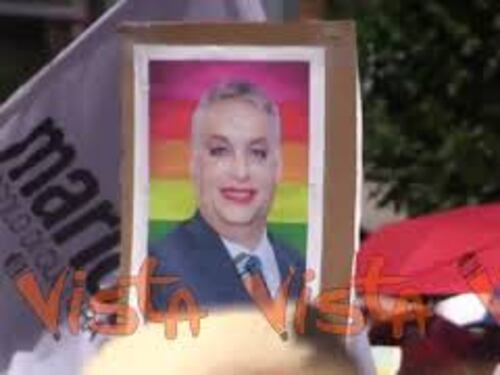 Budapest Pride, i cartelli del corteo, da Orban truccato con rossetto a 'Ursula do your job'
