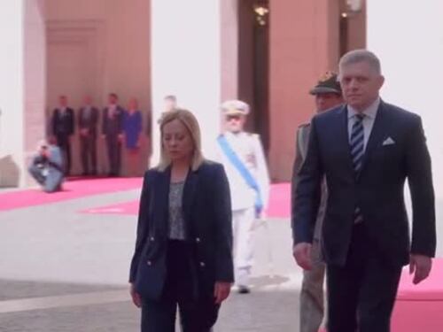 Meloni riceve Robert Fico, lui le dona un mazzo di fiori, poi gli onori militari