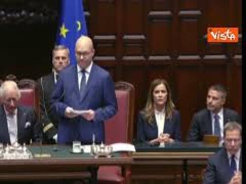 Lorenzo Fontana fa gli auguri a Carlo e Camilla per l'anniversario di nozze, l'applauso alla Camera