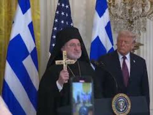 L'arcivescovo greco-ortodosso Usa dona Santa Croce a Trump Ricordi Costantino il Grande