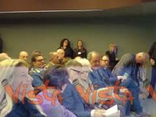 La standing ovation per Liliana Segre al suo arrivo al Memoriale della Shoah di Milano