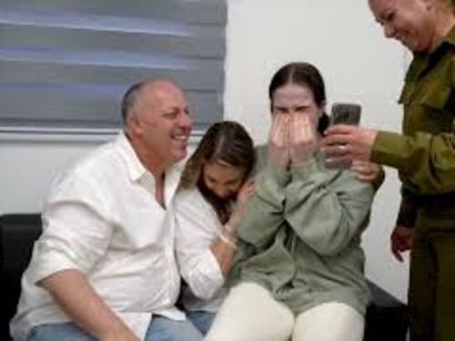 Agam Berger, la soldatessa israeliana liberata da Hamas riabbraccia i familiari dopo 482 giorni