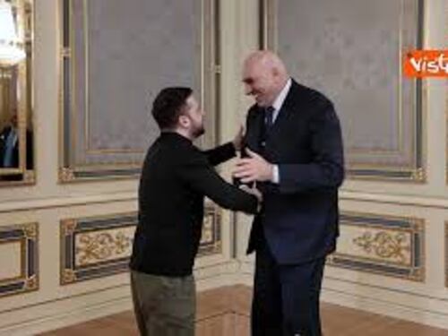Siparietto Zelensky-Crosetto a Kiev: "Sei un grandissimo Ministro", poi ridono