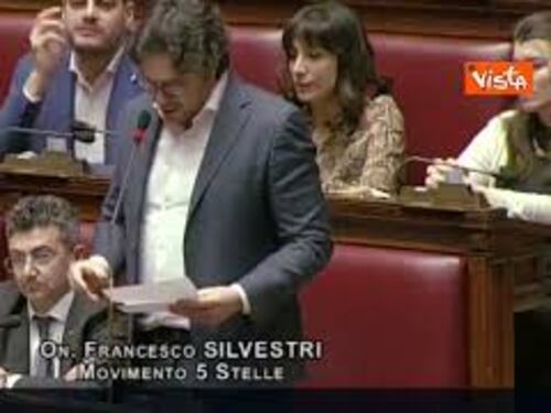 Silvestri (M5s) a Ciriani: "Governo spia giornalisti". Il Ministro: "No, noi li salviamo"