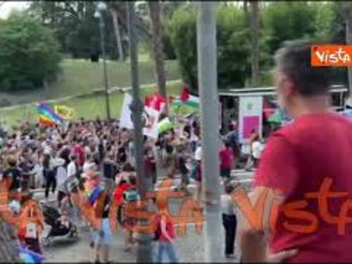 Canti e tamburi alla manifestazione contro il riarmo a Roma: "Non c'è rassegnazione"