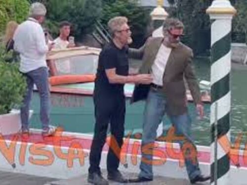 Venezia 82, Willem Dafoe e Oscar Isaac si abbracciano e scherzano con i fotografi al Lido