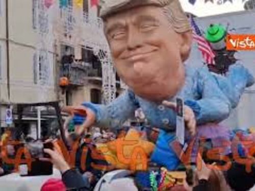 Il gigantesco pupazzo di Donald Trump al Carnevale di Ronciglione (Viterbo)