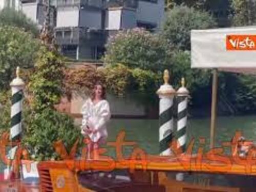 Venezia 82, Paola Bettinaglio in posa per i fotografi al Lido