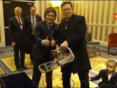 Milei al Cpac dona la sua iconica motosega ad Elon Musk per taglio costi Governo