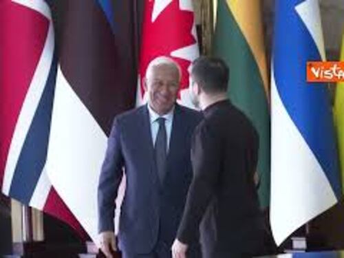 La stretta di mano tra Zelensky e Costa al vertice internazionale per il sostegno all'Ucraina a Kiev