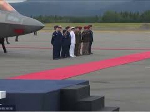 Trump applaude Putin al suo arrivo ad Anchorage in Alaska, poi la stretta di mano