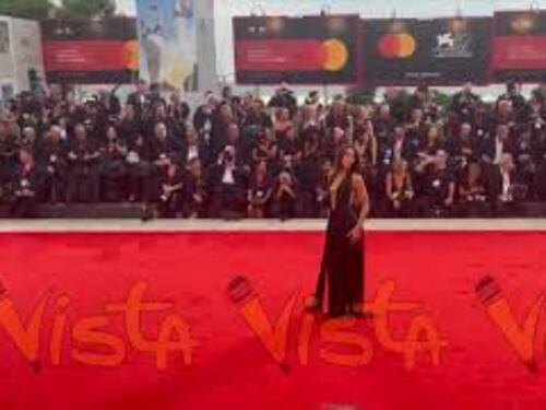 Venezia 82, Stefanie Williams sfila sul red carpet in total black con scollatura vertiginosa