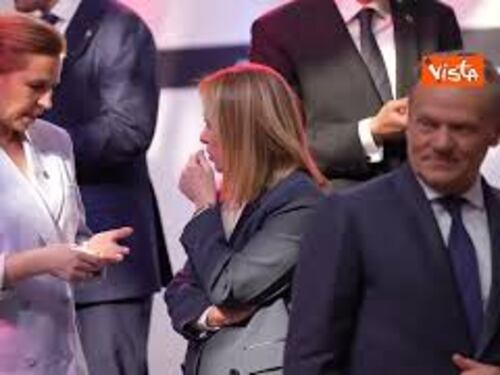 Meloni arriva all'Eliseo per l'incontro dei Paesi "Volenterosi". Ad accoglierla il Presidente Macron
