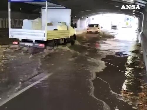 Maltempo, bomba d'acqua a Firenze e strade allagate