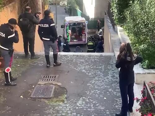 Precipita nel vano ascensore di una clinica a Roma, è grave