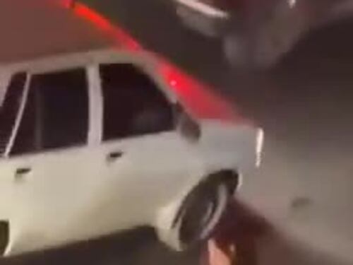 Iran, giovane donna sale nuda su un'auto della polizia