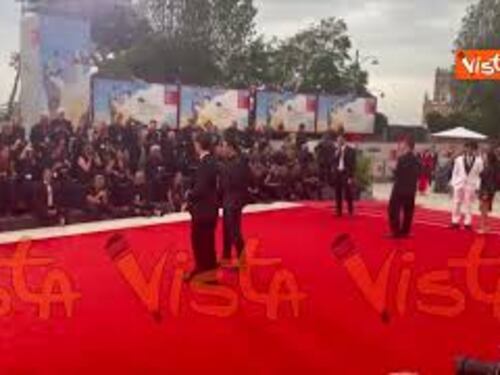 Venezia 82, Matteo Guerrieri sfila sul red carpet del film Bugonia alla Mostra del cinema