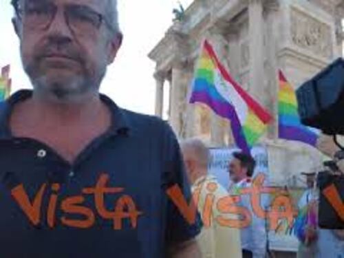 Per il caldo un cittadino offre al sindaco Sala un ghiacciolo al Milano Pride