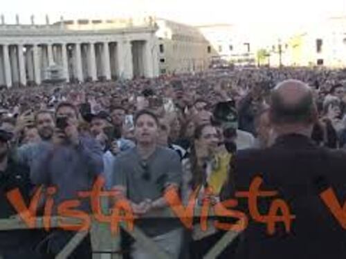 L'"Habemus Papam" in Piazza San Pietro, la folla grida: "Leone, Leone" dopo l'annuncio