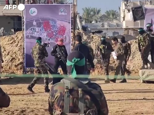 Gaza, Hamas libera gli ostaggi Ofer Kalderon e Yarden Bibas