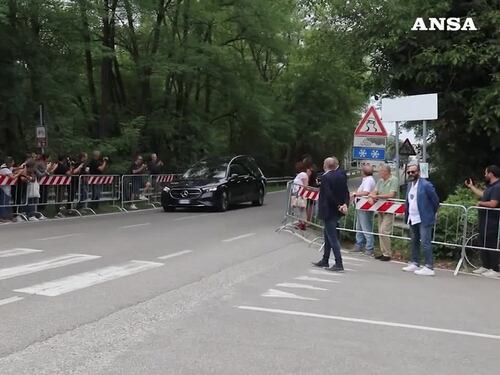 Funerali di Armani: l'arrivo del feretro a Rivalta