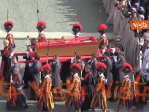 Addio a Papa Francesco, la salma del Santo Padre attraversa piazza San Pietro