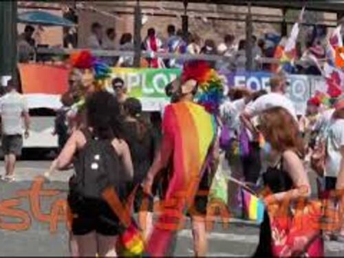 Animalisti travestiti da frati al Pride di Roma con i cartelli "Free animals"