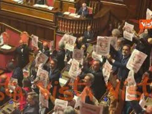 Pd con Costituzioni al contrario in Aula al Senato per protesta dopo approvazione ddl giustizia