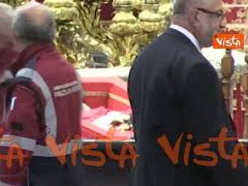 Il feretro di Papa Francesco esposto nella Basilica di San Pietro