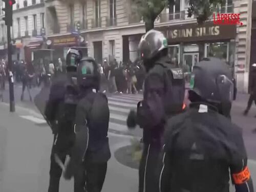 Fumogeni e scontri a Parigi: tensione nella capitale francese