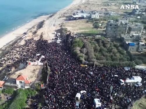 Gaza, migliaia di sfollati bloccati al valico da Israele: le immagini dal drone