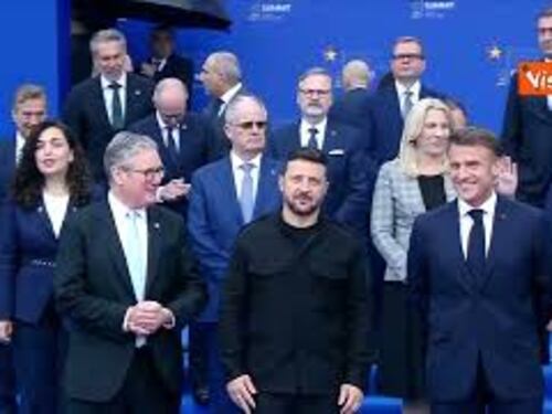 Zelensky tra Starmer e Macron, Meloni vicina a Erdogan. La foto di gruppo al vertice Cpe di Tirana