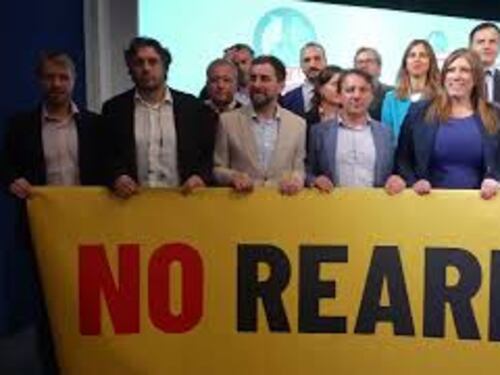 "No rearm, no war", lo striscione del M5s con Conte all'Aja per protestare contro il piano Ue