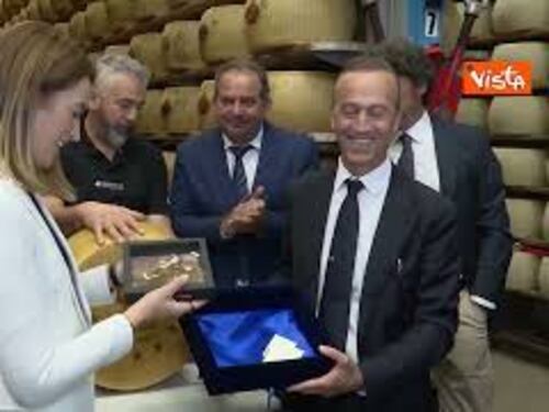 Metsola visita caseificio a Modena, in dono forma Parmigiano Reggiano con suo nome e stelle europee