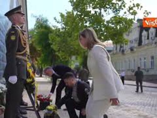 Giorno indipendenza Ucraina, Zelensky in abiti tradizionali con moglie e Carney omaggia Muro memoria