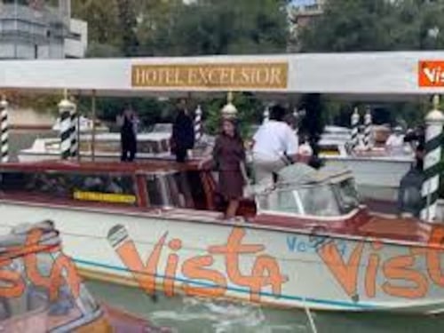 Venezia 82, Fotinì Peluso saluta i fotografi al suo arrivo al Lido a bordo di un taxi acqueo