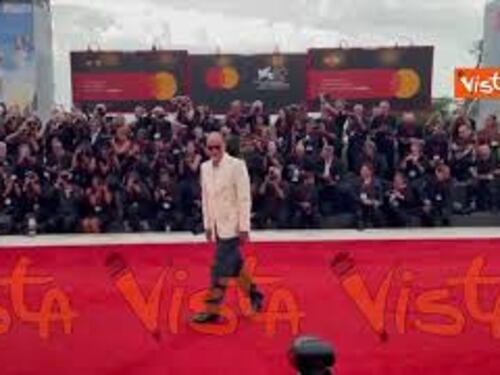 Venezia 82, jeans e giacca a fiorellini per Luca Guadagnino sul red carpet del suo film "The Hunt"