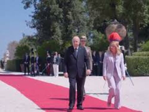 La stretta di mano tra Meloni e il Presidente della Repubblica algerina Tebboune a Villa Pamphilj
