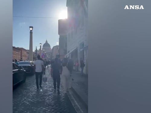 Il video dei fedeli che corrono verso piazza San Pietro
