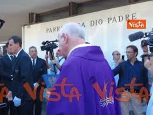 Il feretro di Emilio Fede lascia la Chiesa di Dio Padre a Milano 2