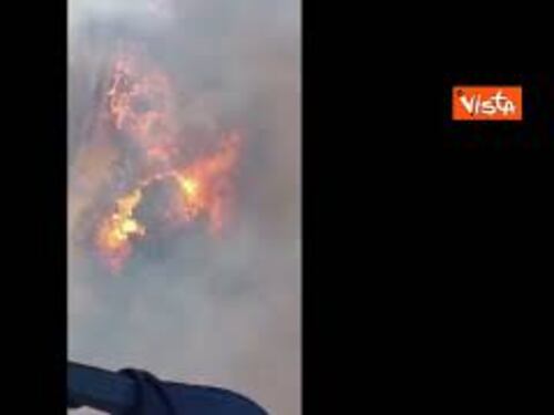 L'intervento di un elicottero dell'aeronautica militare per contrastare un incendio in Sardegna